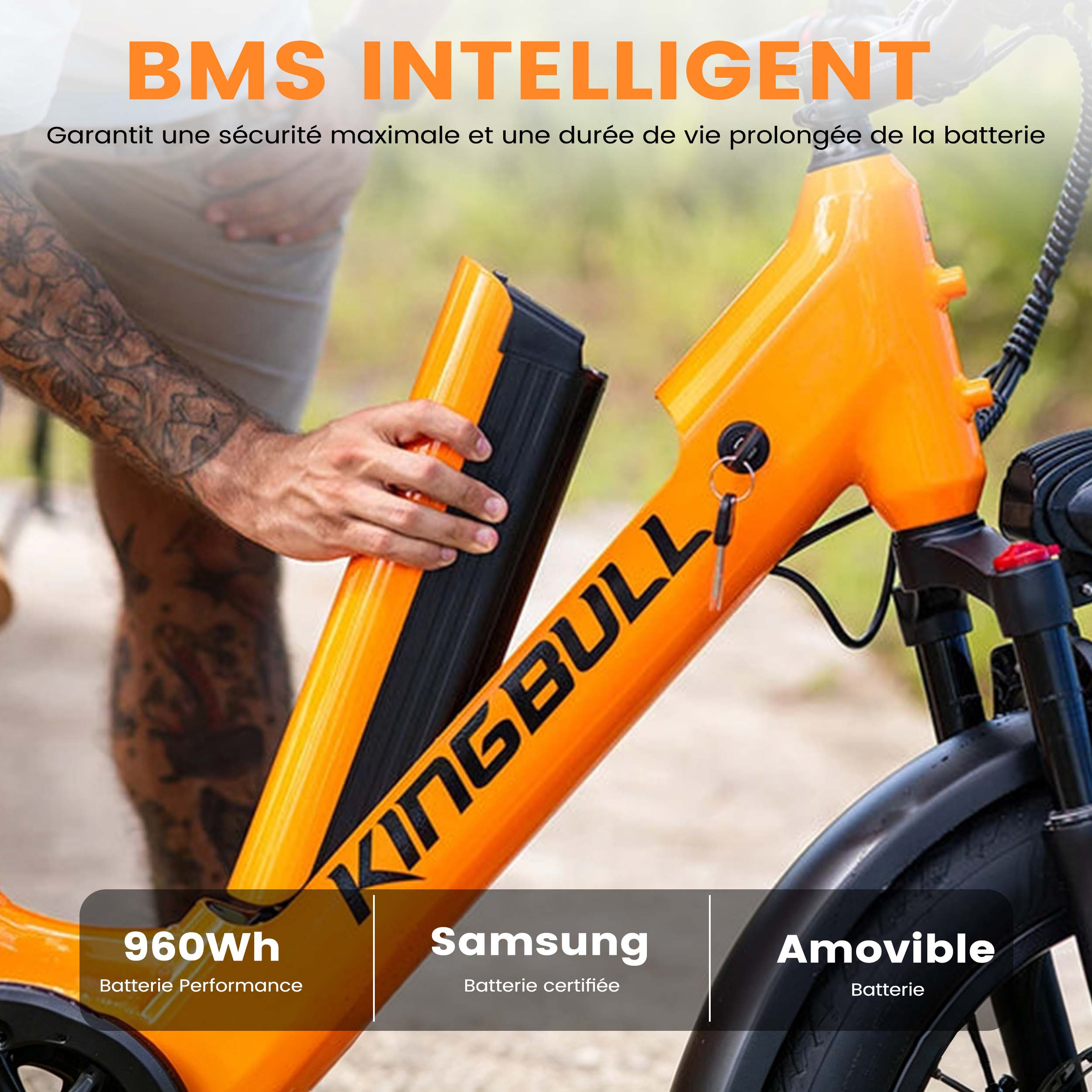 Mann entfernt orange E-Bike-Akku mit „KINGBULL“ Aufschrift.