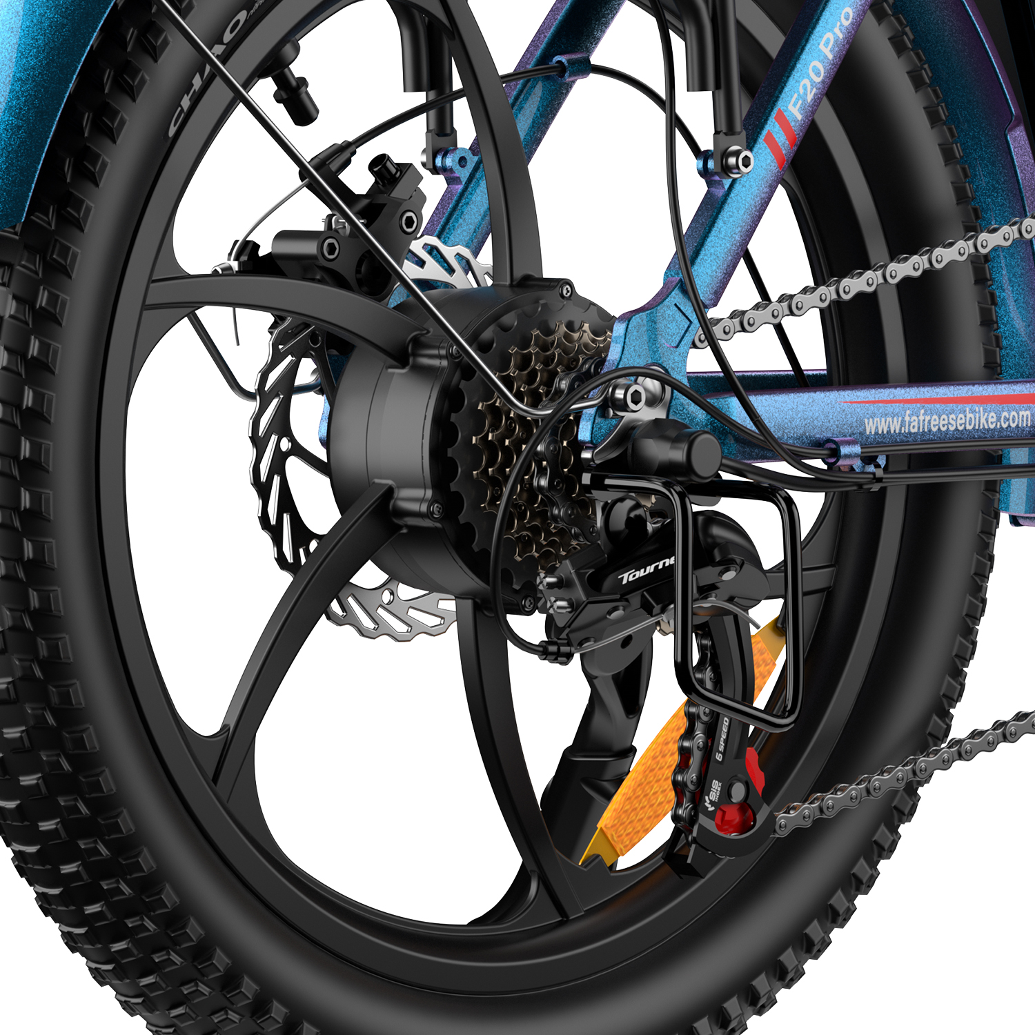 Primer plano de la rueda trasera de una bicicleta eléctrica, mostrando marchas, cadena y motor.