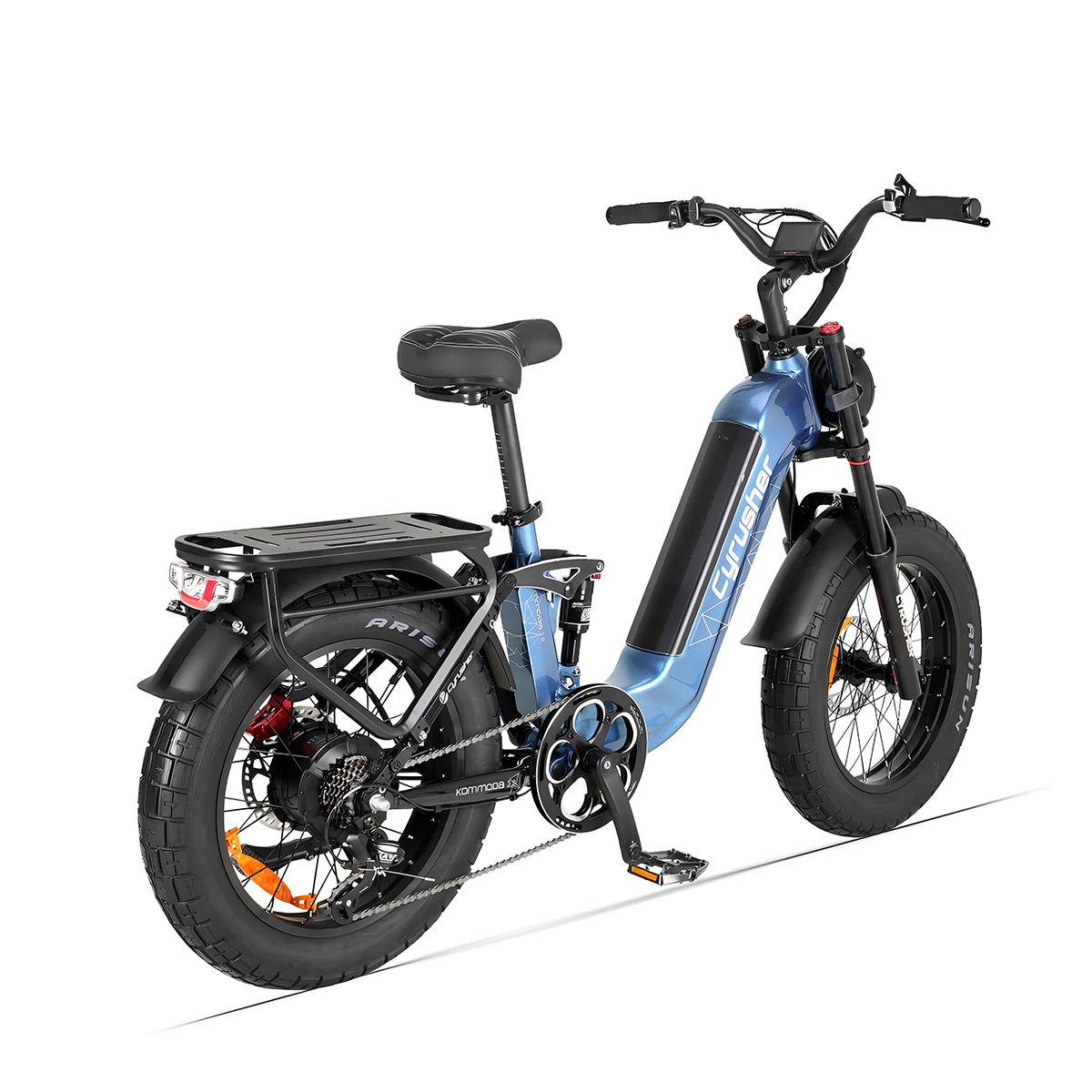 Niebieski rower elektryczny fatbike z bagażnikiem i amortyzacją na białym tle.