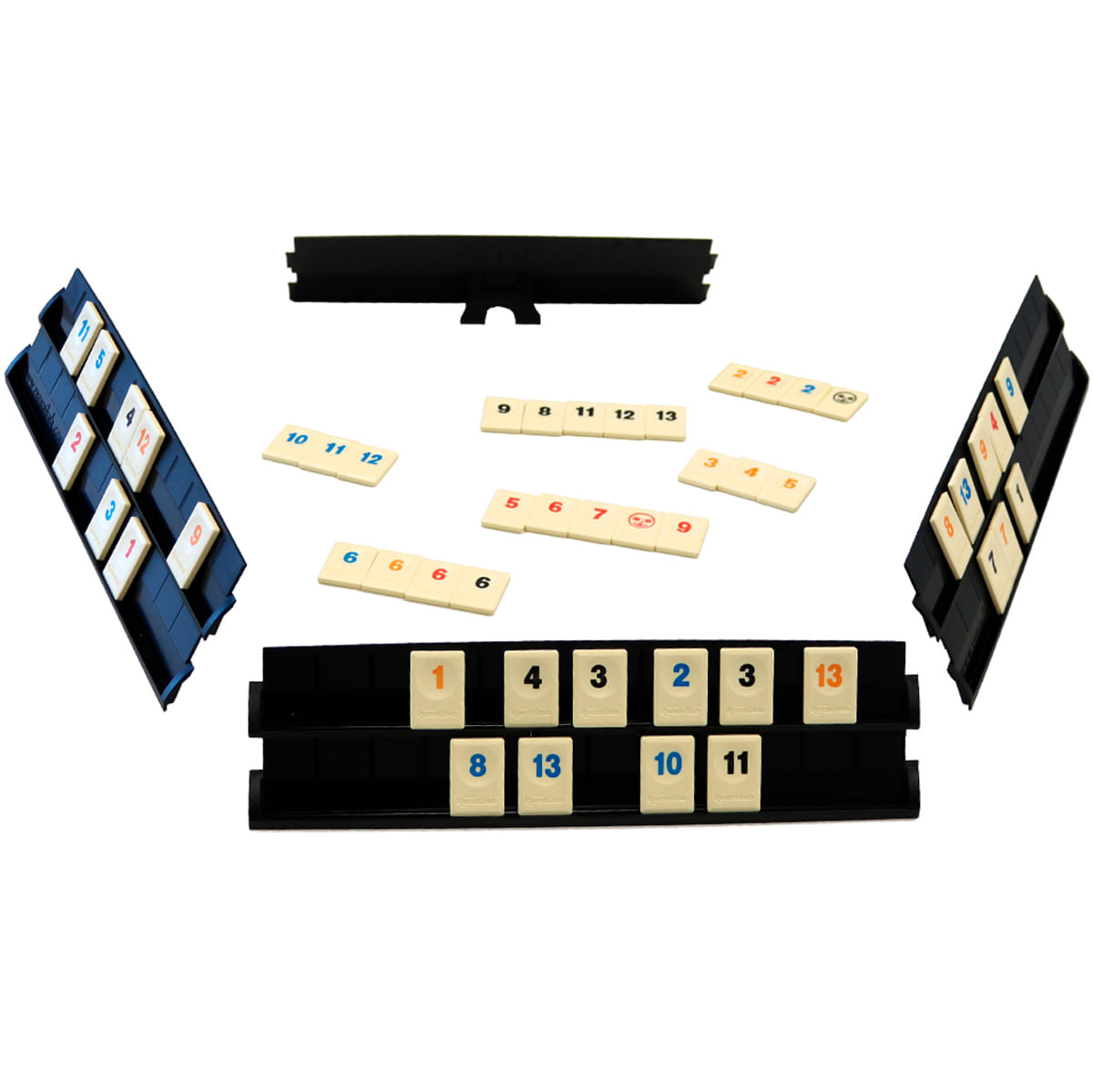 Juego de mesa con fichas numeradas en soportes negros y sobre fondo blanco.