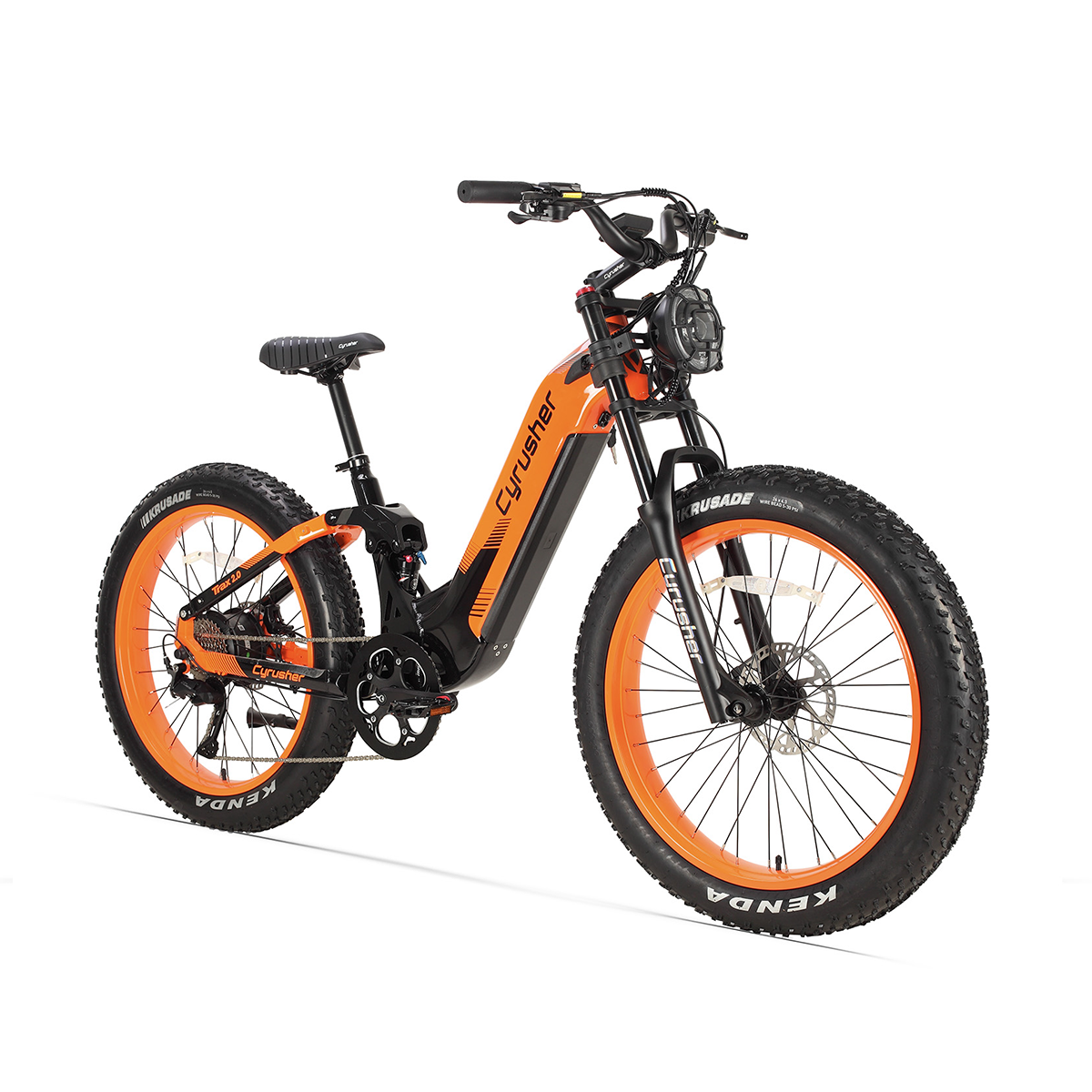 Pomarańczowo-czarny elektryczny rower fat bike z amortyzacją na białym tle.