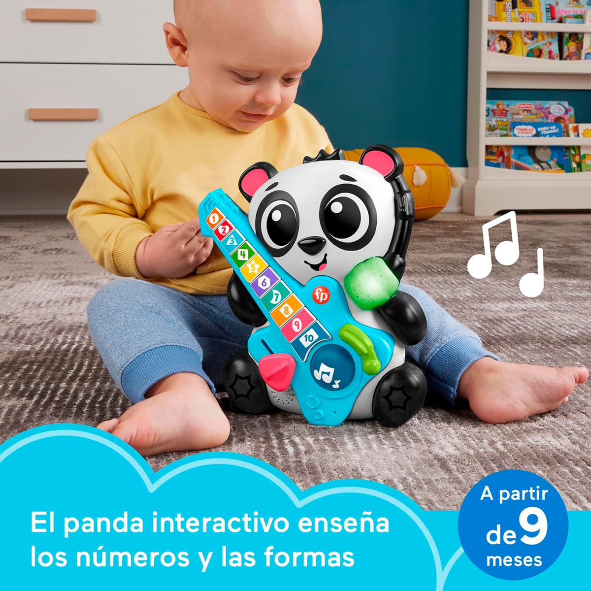 Bebé juega con un juguete de panda con forma de guitarra y botones.