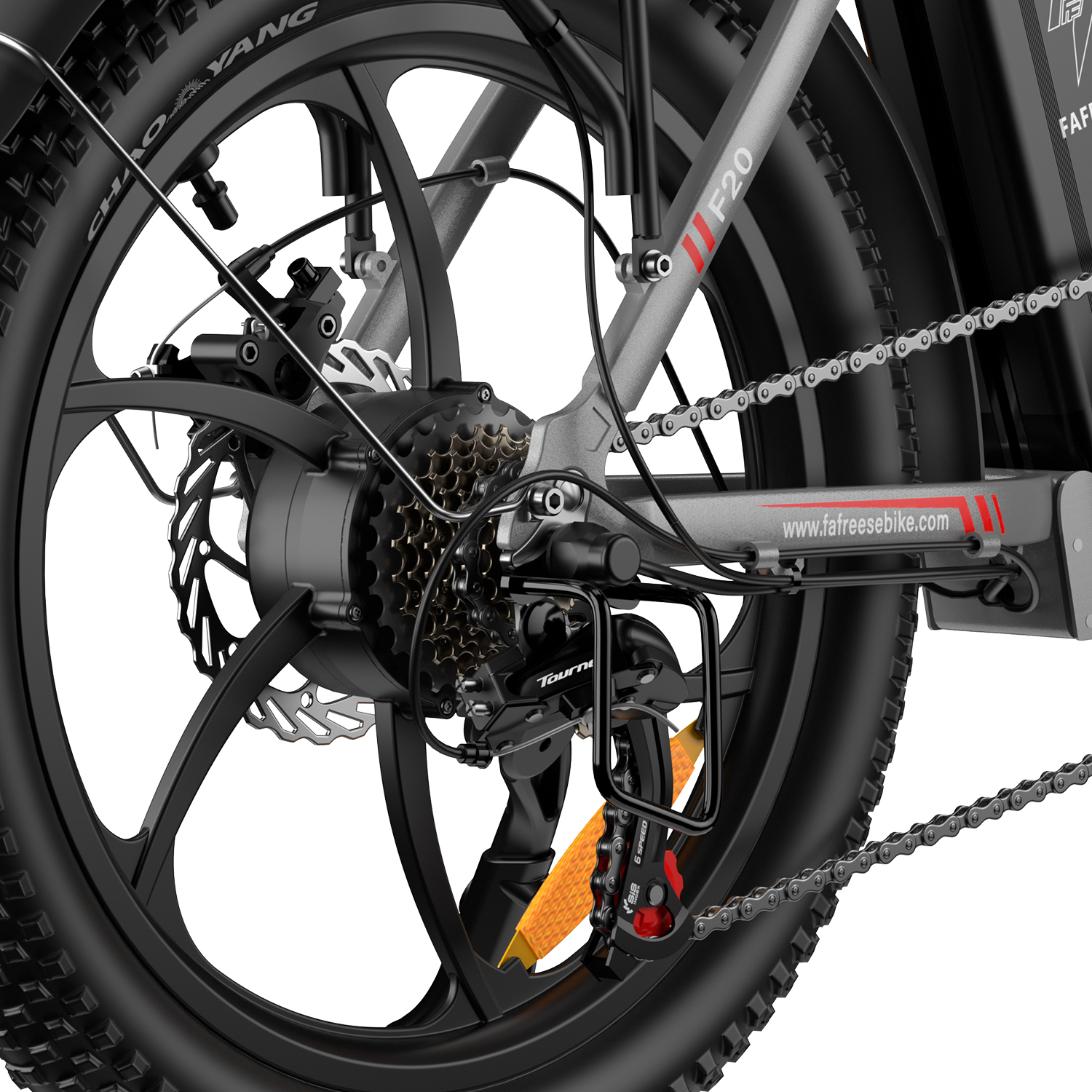 Primer plano de la rueda trasera de una e-bike con cadena, casete y disco de freno.