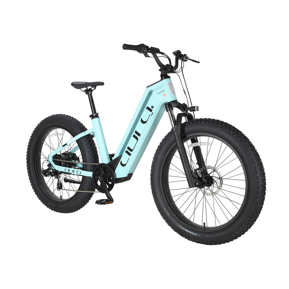 Jasnoniebieski rower elektryczny typu fatbike z czarnymi akcentami i grubymi oponami, na białym tle.