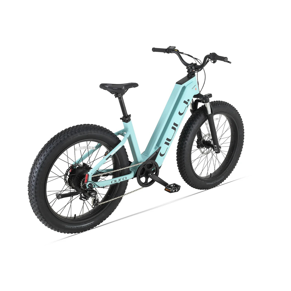 Jasnoniebieski rower elektryczny fat bike z czarnymi obręczami i oponami, na białym tle.