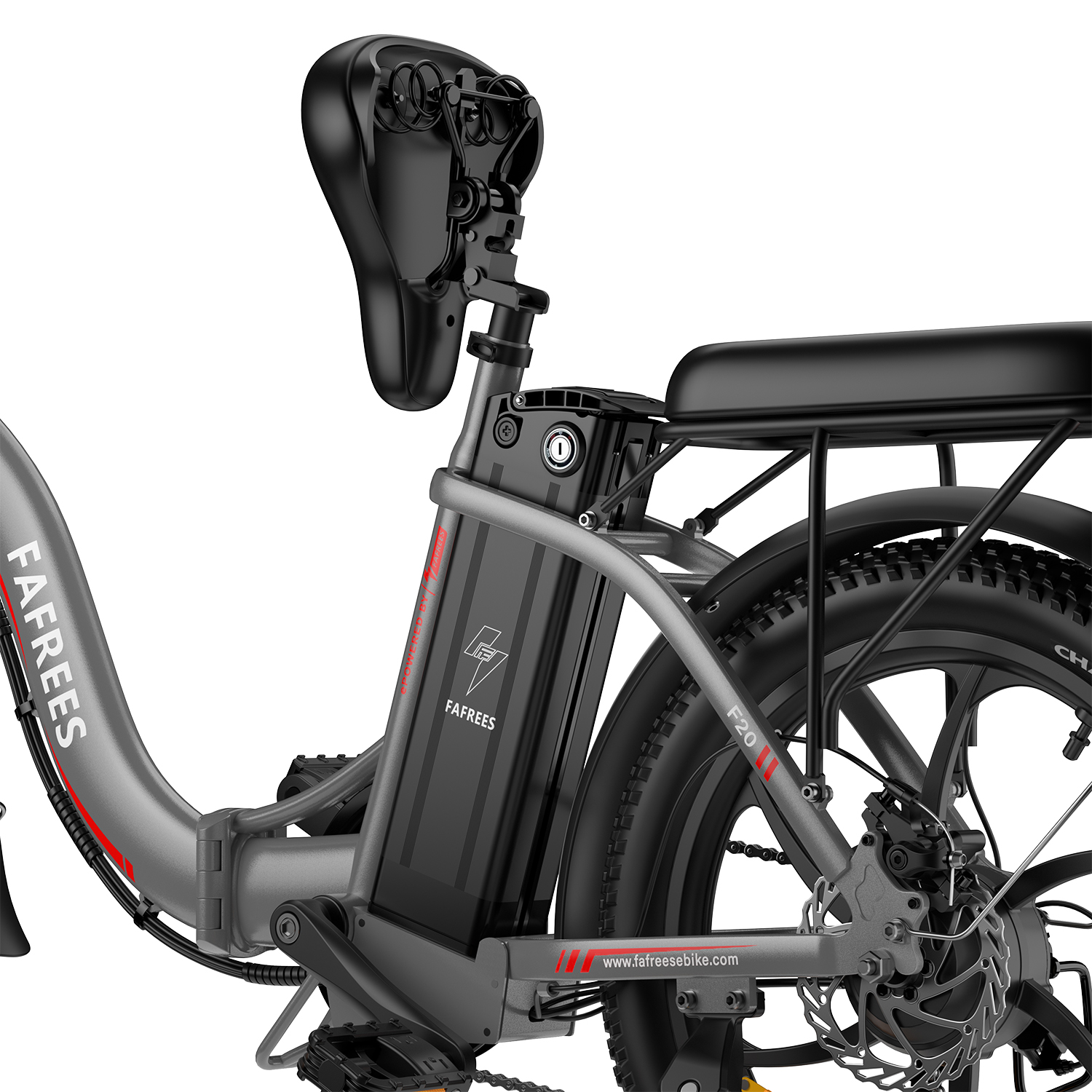 Primer plano del cuadro gris de una bicicleta eléctrica, batería, asiento y rueda trasera.