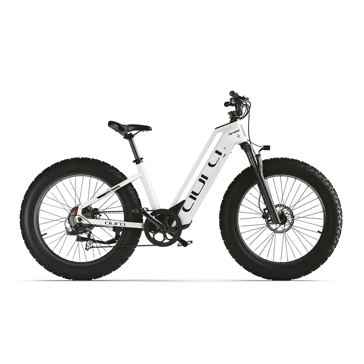 Biały rower elektryczny typu fat bike z szerokimi oponami i hamulcami tarczowymi.