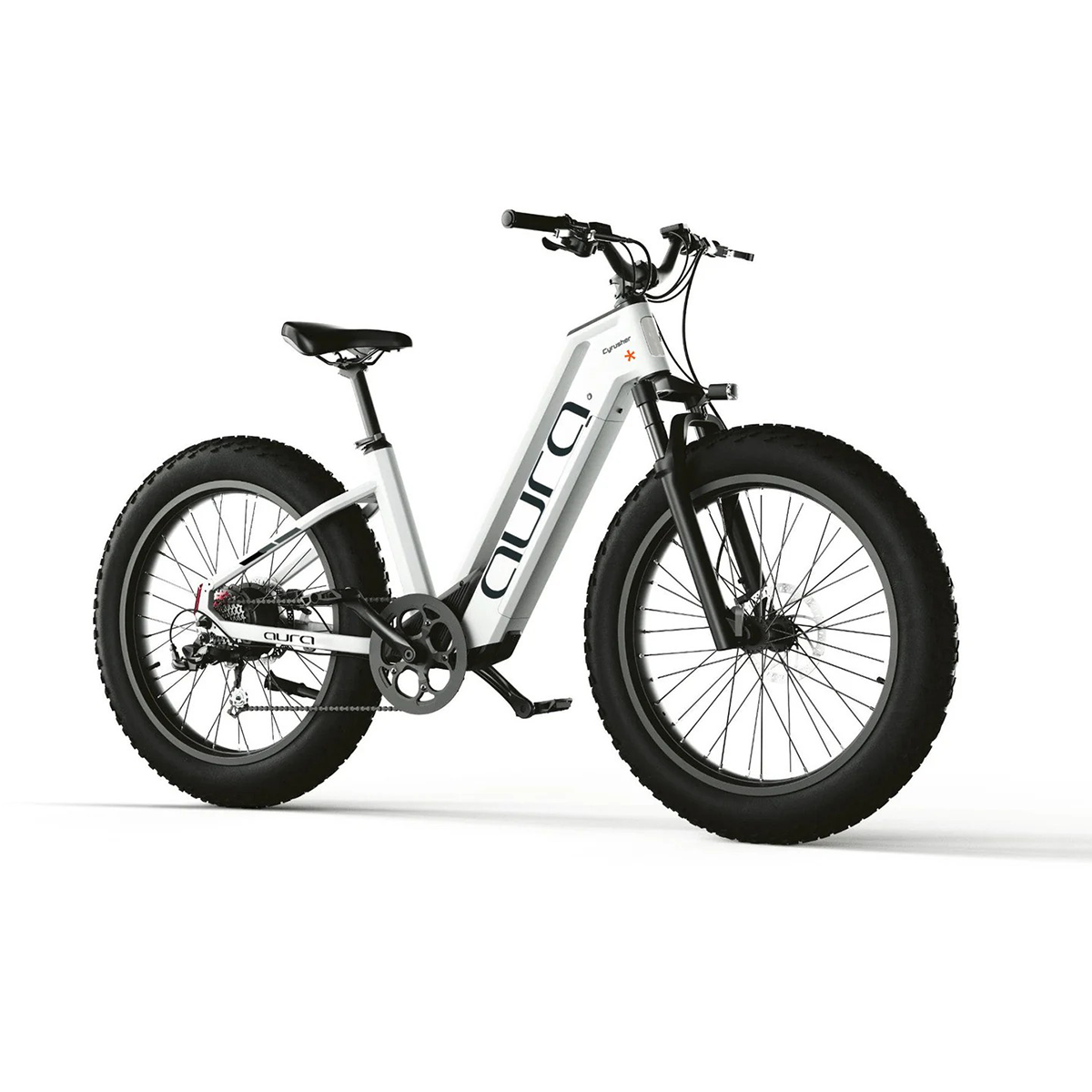 Biały rower elektryczny typu fatbike z czarnym siodełkiem w studio.