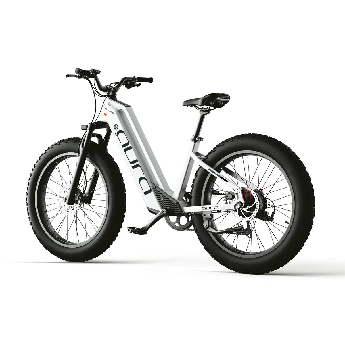 Biały rower elektryczny z szerokimi oponami i czarnym siodełkiem, na białym tle.