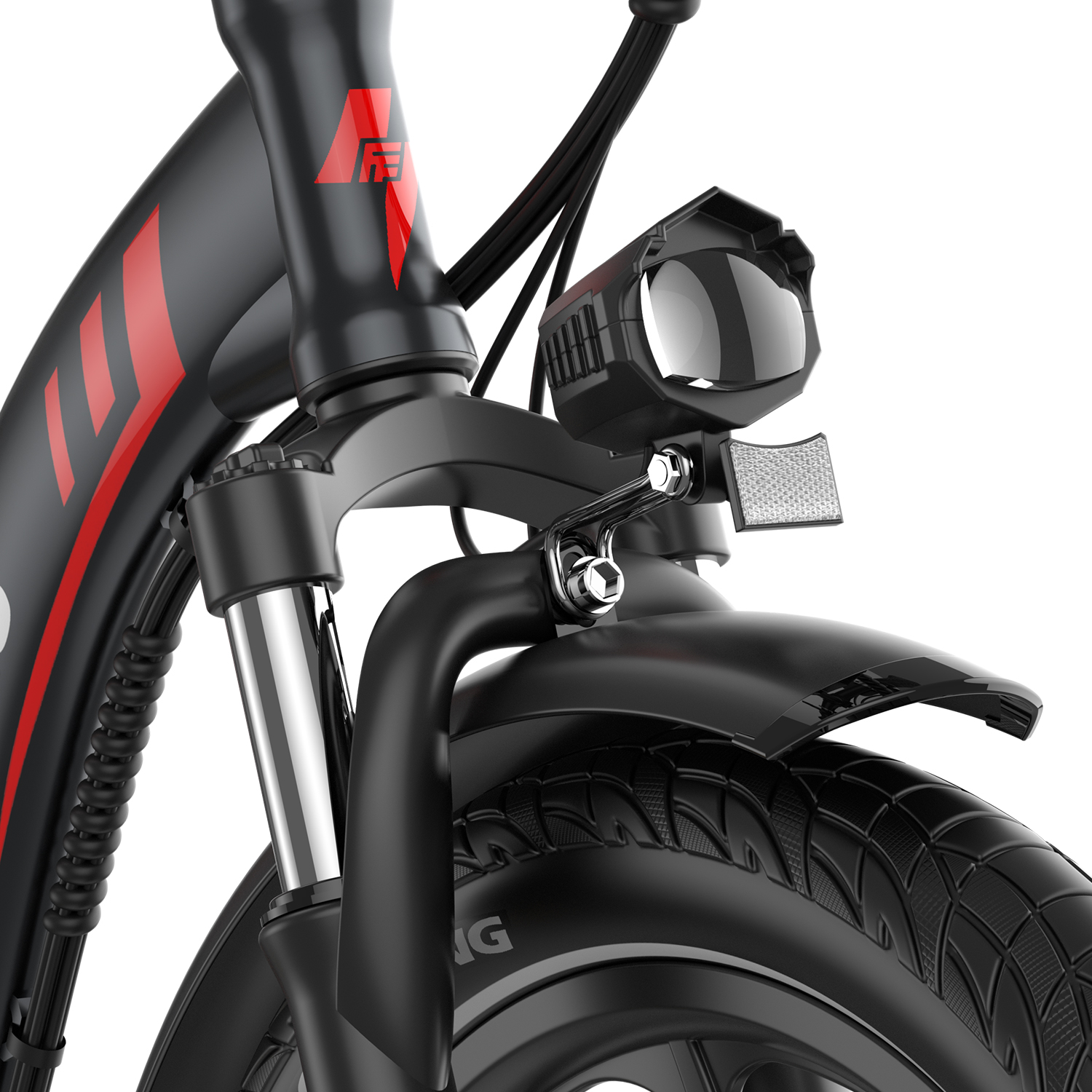 Primer plano de la rueda delantera, horquilla y faro de una bicicleta eléctrica negra.