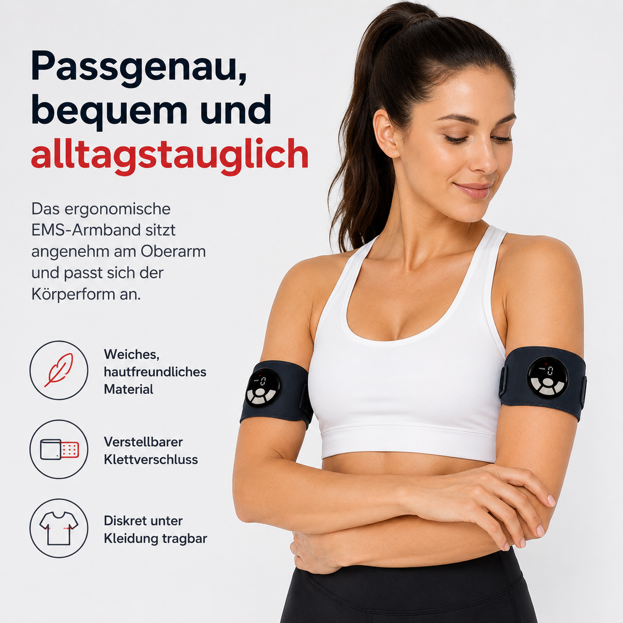 Frau mit zwei EMS-Armbändern am Oberarm, die weich, verstellbar und diskret sind.