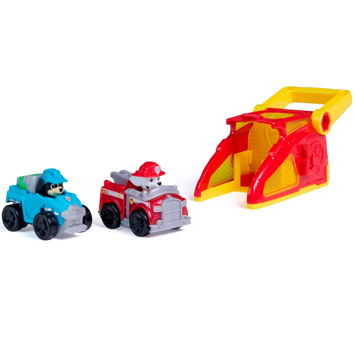 Dos vehículos de juguete, uno azul y un camión de bomberos rojo, junto a una estructura de juguete roja y amarilla.