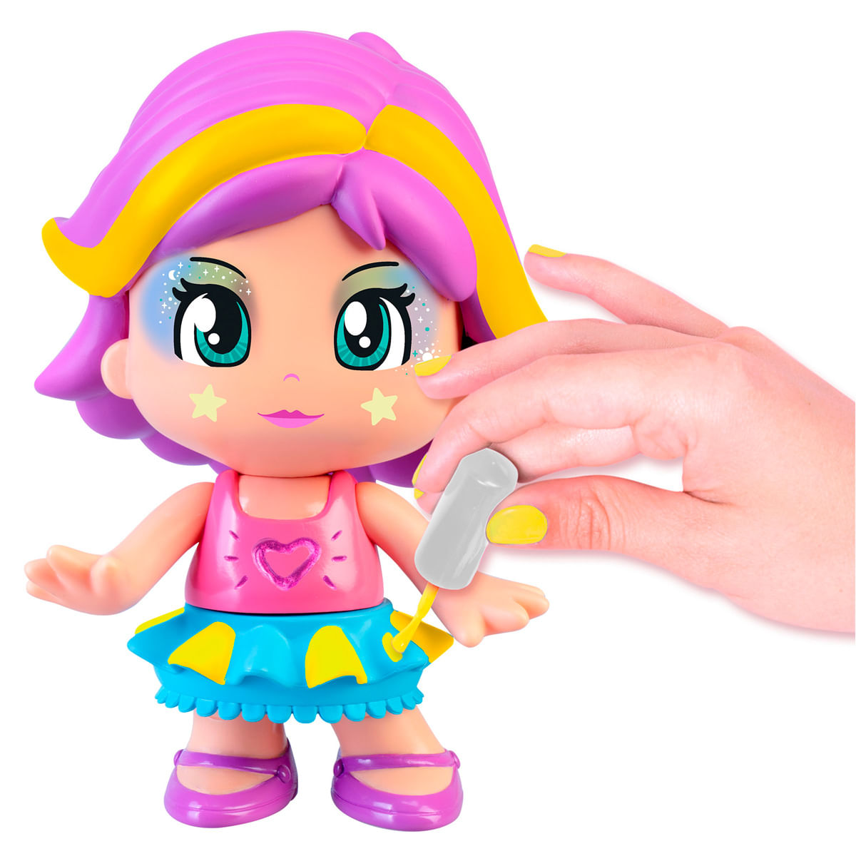 Una muñeca con pelo morado y ojos brillantes es pintada con esmalte de uñas.