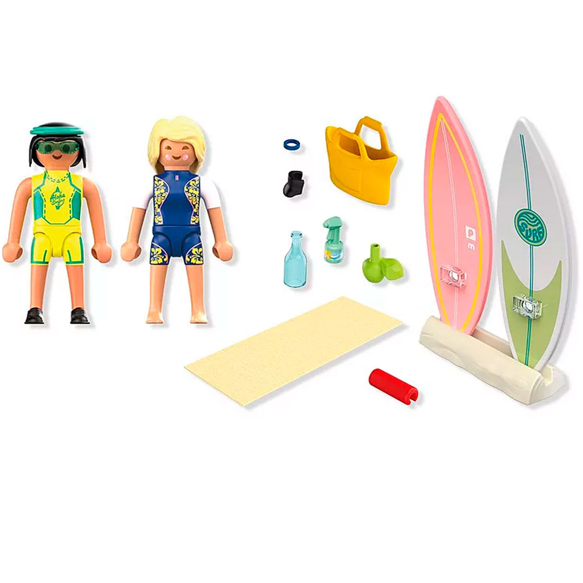 Dos figuras, tablas de surf, un bolso y accesorios sobre fondo blanco.