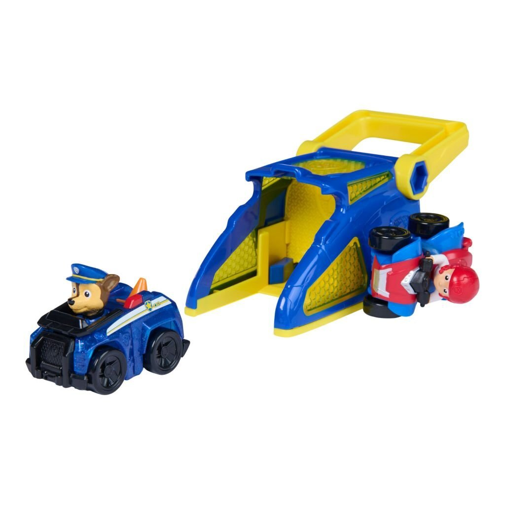 Un coche de policía de juguete azul con Chase y una rampa azul y amarilla.