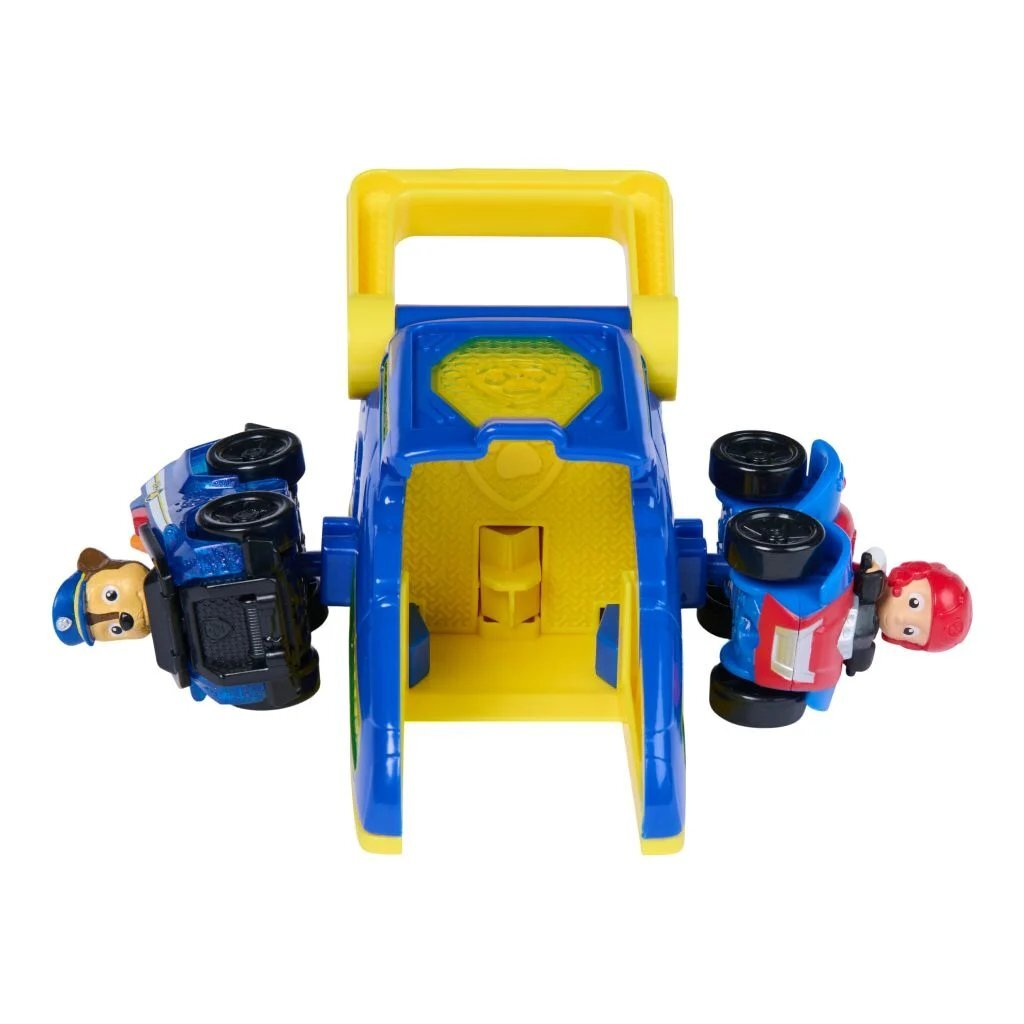 Vehículo de juguete azul y amarillo con dos figuras de personajes.