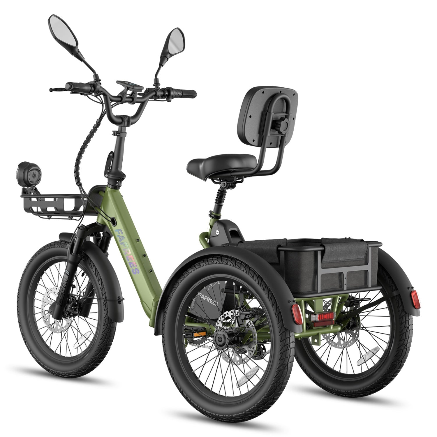 Ein grünes Dreirad-Elektrofahrrad mit Gepäckträger vorne und hinten, weißem Hintergrund.