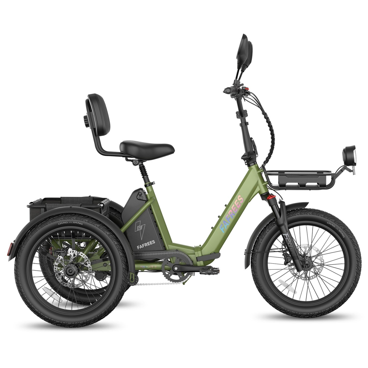 Ein grünes dreirädriges E-Bike mit Gepäckträger vorne und hinten, einem Sitz mit Rückenlehne.