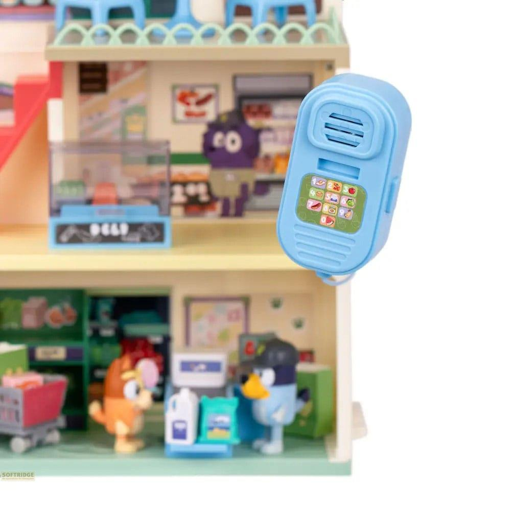 Un walkie-talkie de juguete azul flota sobre una tienda de juguetes con personajes de dibujos animados.