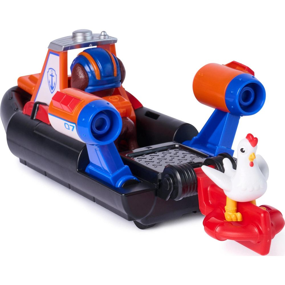 Un bote de juguete con figura y pollo sobre fondo blanco.