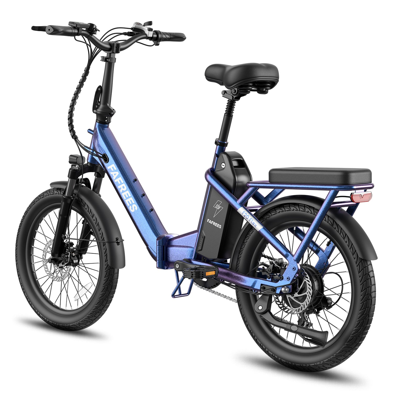 Ein blau glitzerndes E-Bike mit schwarzem Sattel und Gepäckträger steht auf weißem Grund.