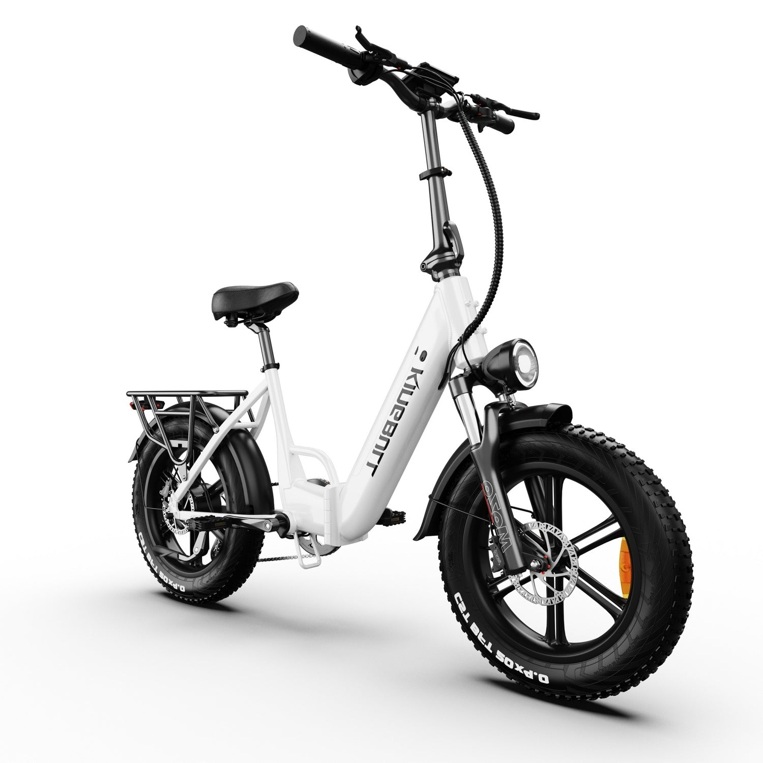 Ein weißes faltbares Elektrofahrrad mit dicken Reifen und Gepäckträger, Studioaufnahme.