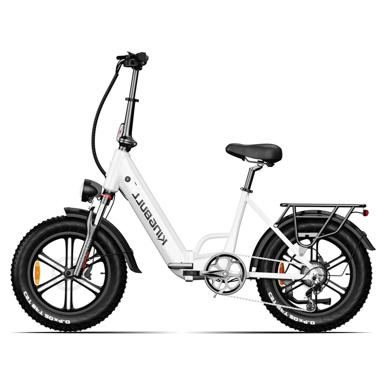Ein weißes Elektrofahrrad mit dicken Reifen, Gepäckträger und Scheinwerfer.