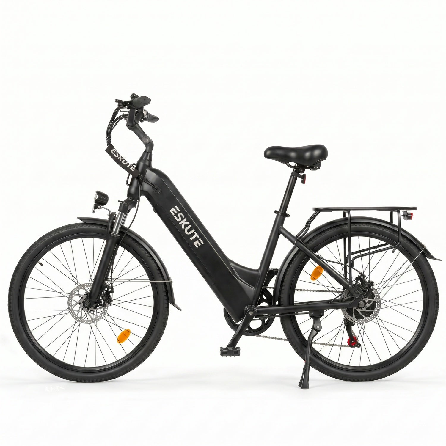 Schwarzes E-Bike mit Gepäckträger, Schutzblechen und Reflektoren auf weißem Hintergrund.