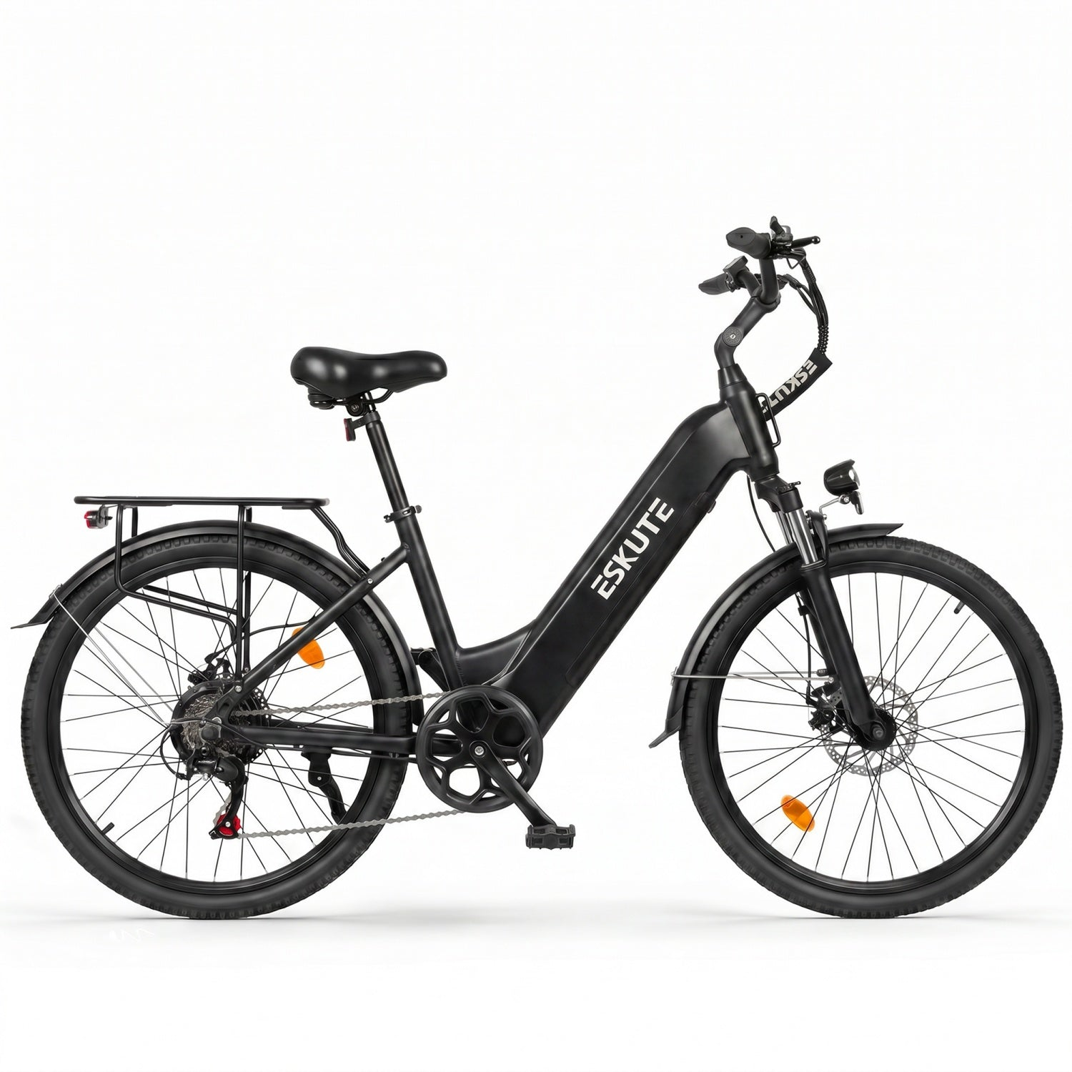 Ein schwarzes Eskute-Elektrofahrrad vor weißem Hintergrund. Mit Gepäckträger und Scheibenbremsen.