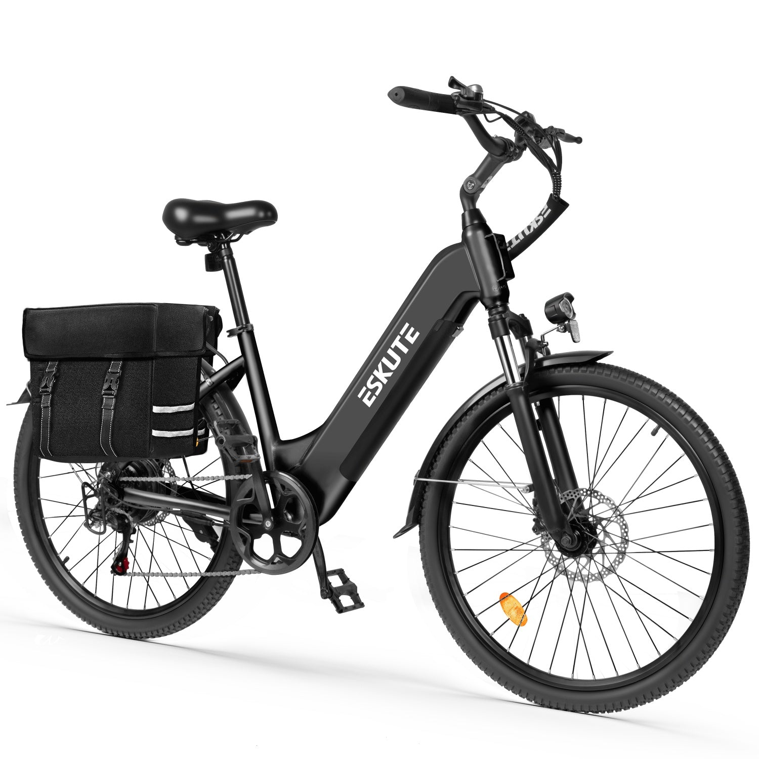 Ein schwarzes E-Bike mit Gepäckträgertasche und Reflexstreifen steht auf weißem Grund.