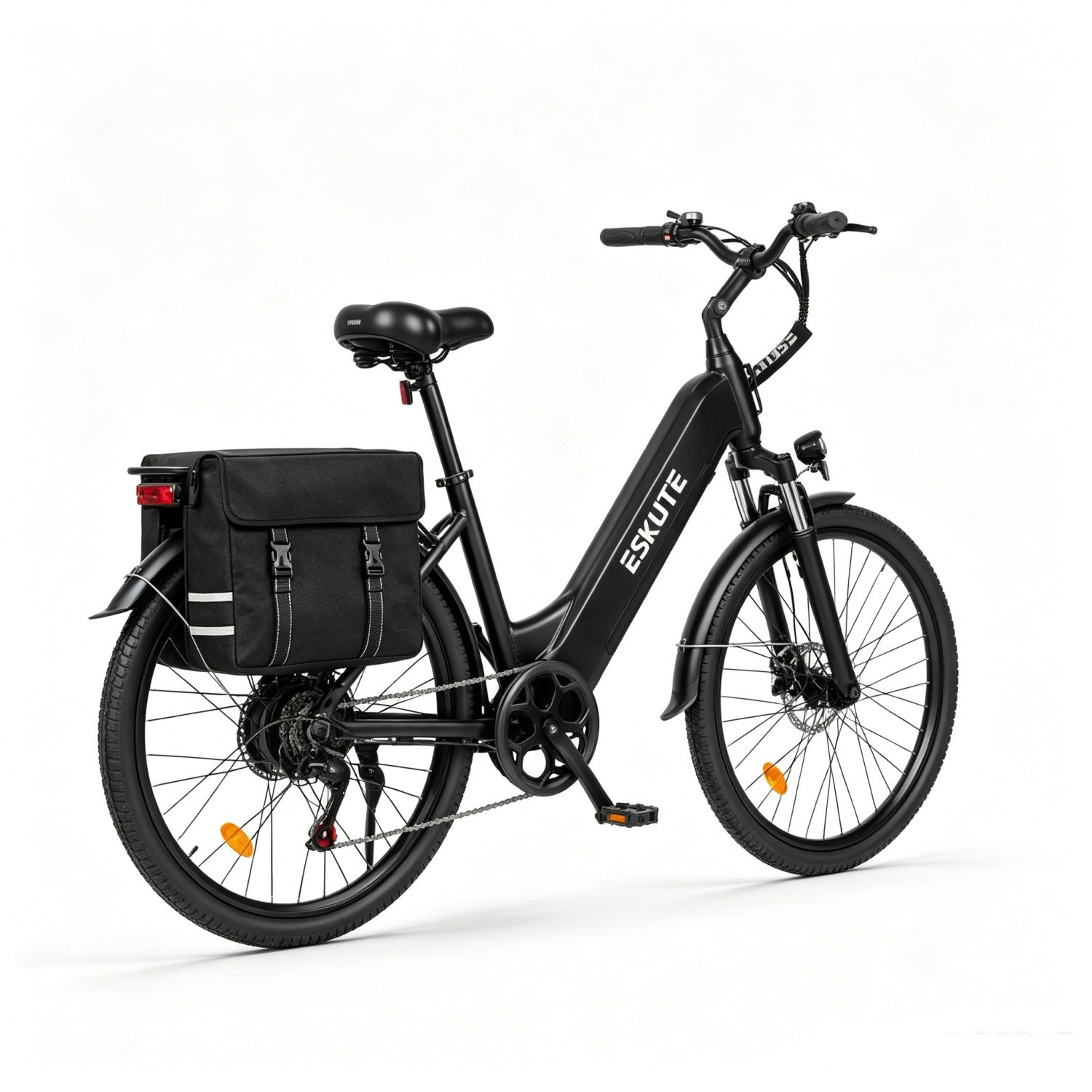 Schwarzes E-Bike mit Gepäcktasche auf weißem Hintergrund.