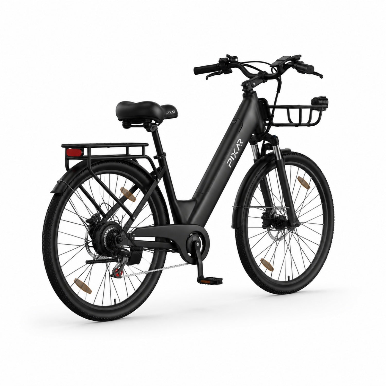 Ein schwarzes E-Bike mit Gepäckträger vorne und hinten, auf weißem Hintergrund.