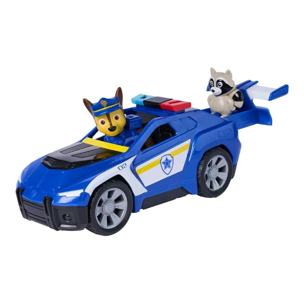 Un coche de policía de juguete azul con un perro de uniforme al volante y un mapache detrás.