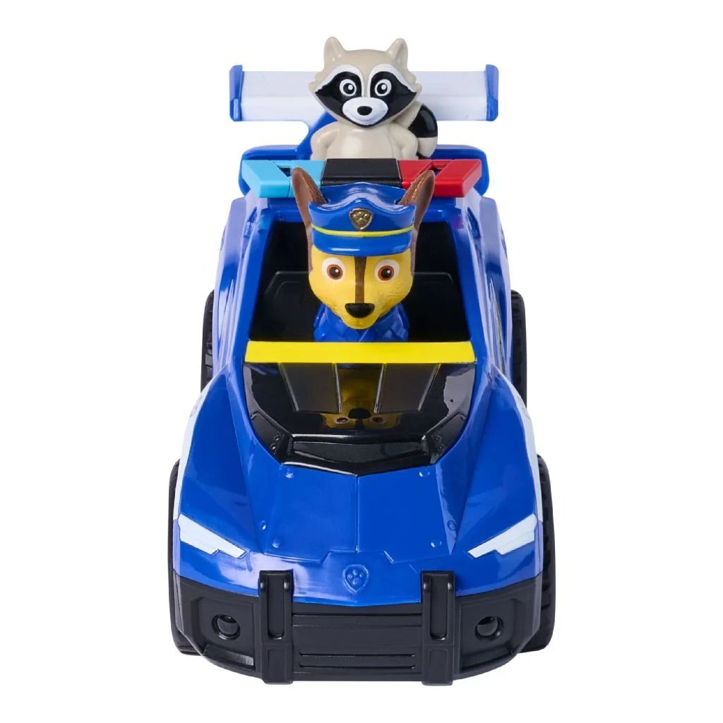 Un coche patrulla de juguete azul con Chase y una figura de mapache detrás.