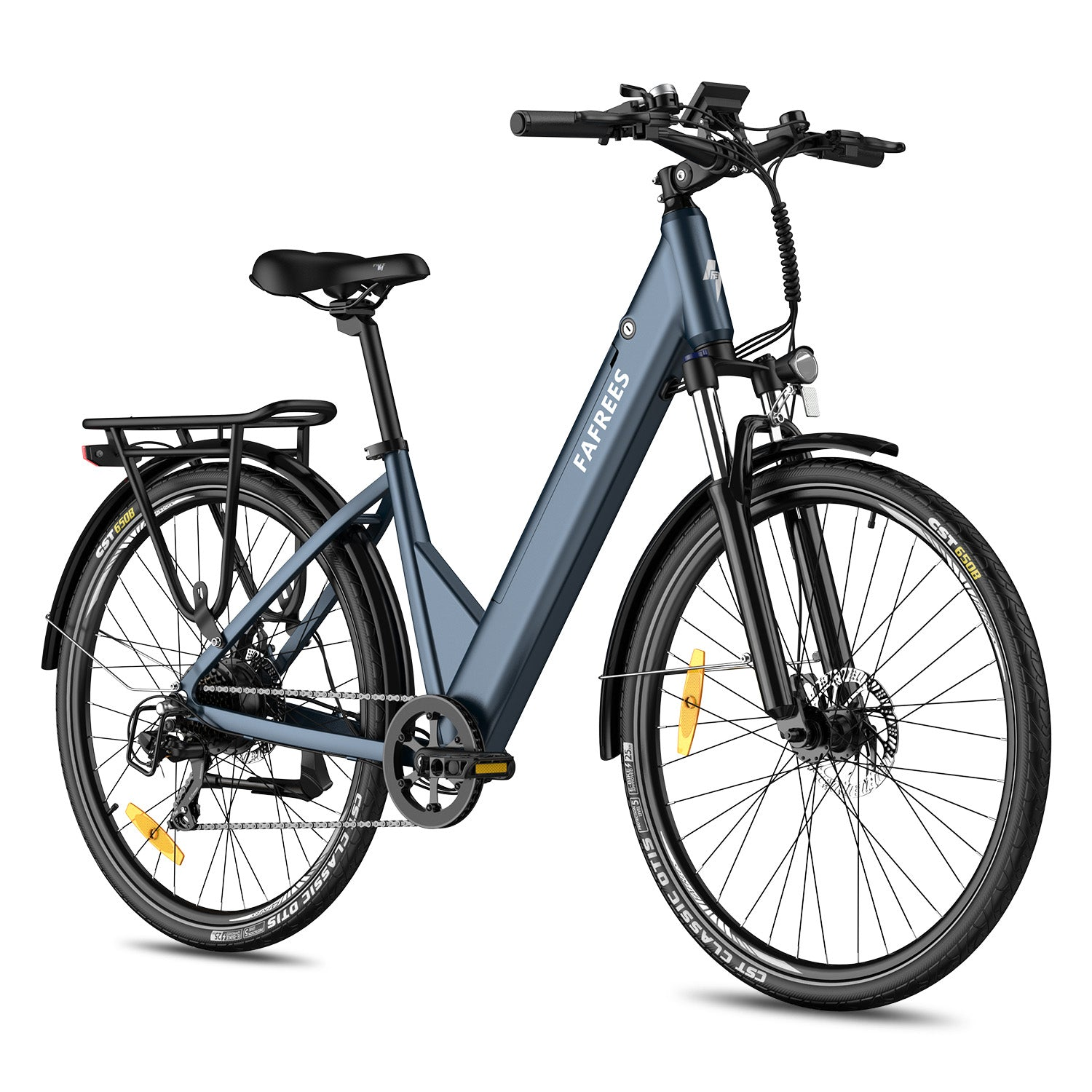 Ein blaues E-Bike mit schwarzem Sitz, Schutzblechen und Gepäckträger, auf weißem Grund.