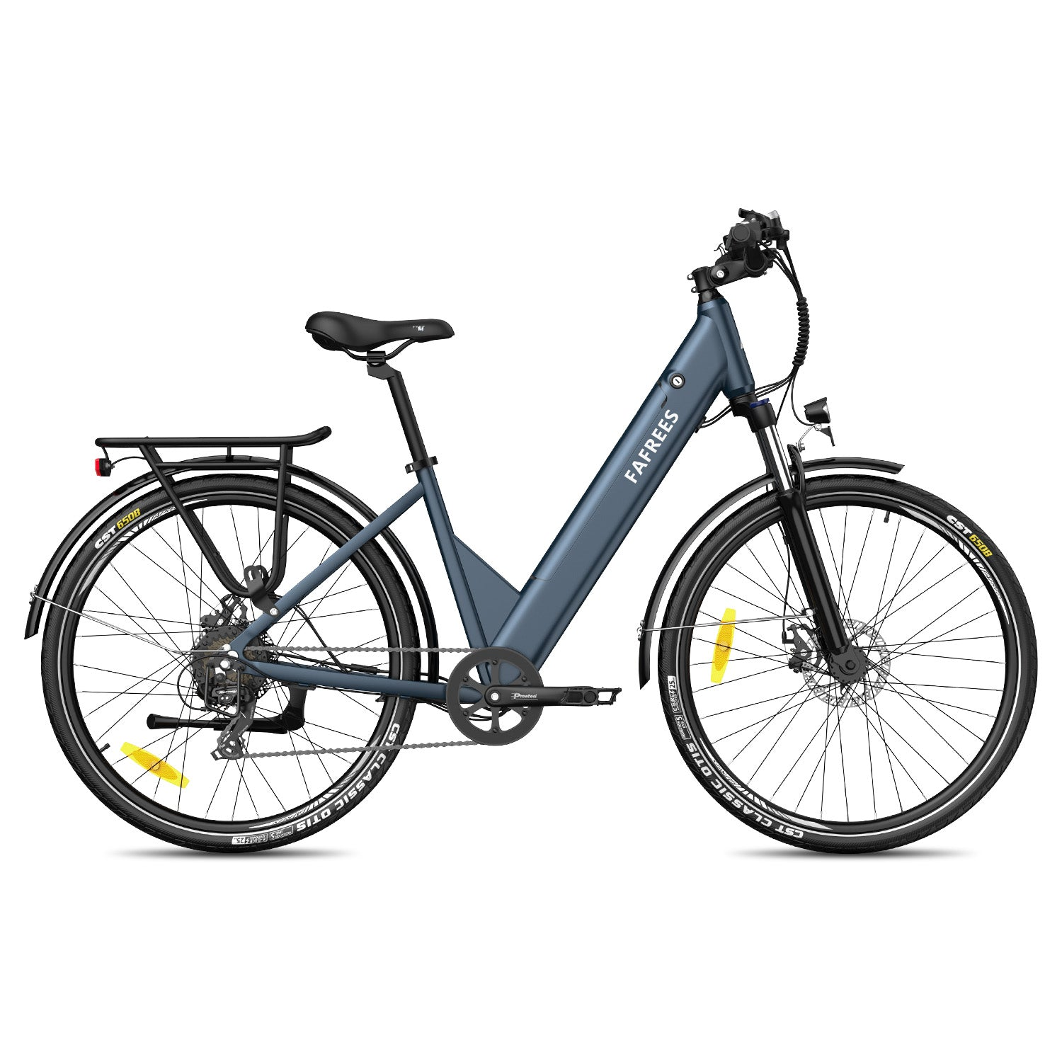 Ein blaues Elektrofahrrad mit Gepäckträger, Schutzblechen und Scheibenbremsen, auf weißem Grund.