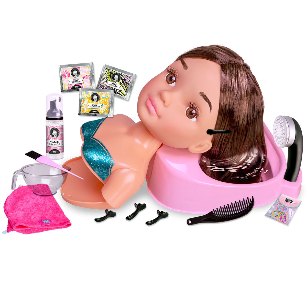 Cabeza de muñeca con pelo castaño en una cubeta rosa, rodeada de accesorios.