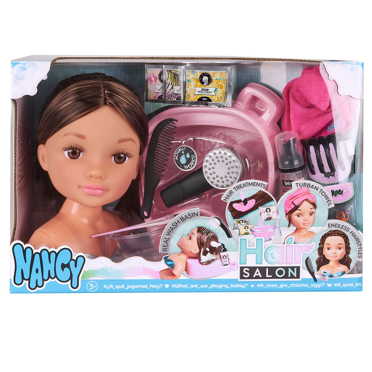 Muñeca Nancy en un set de juego de salón de peluquería con accesorios como peine y secador.