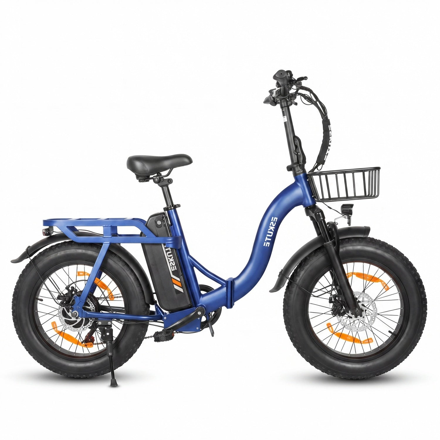 Blaues E-Fatbike mit Korb und Gepäckträger auf weißem Grund.
