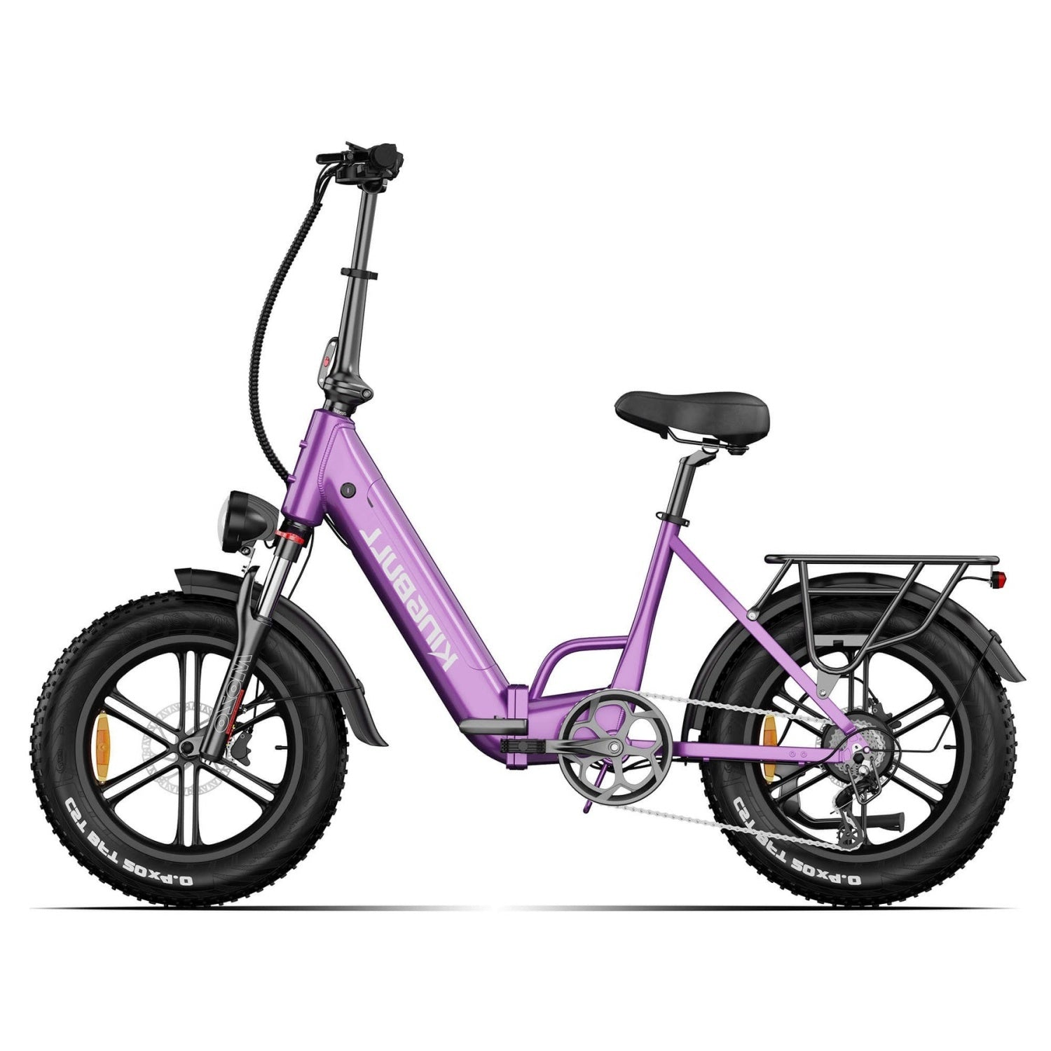 Ein lila E-Bike mit dicken Reifen und Gepäckträger ist vor weißem Hintergrund abgebildet.