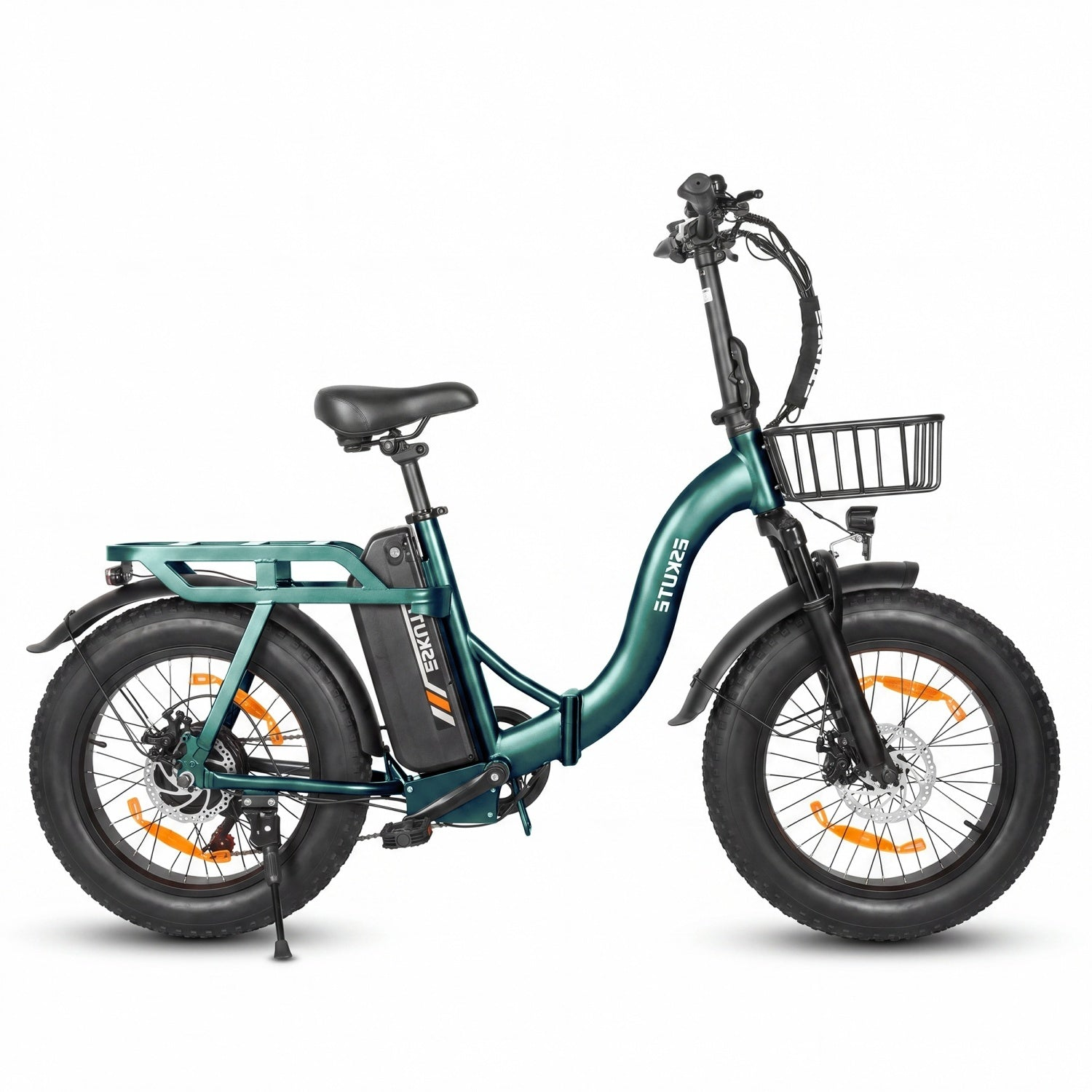 Ein smaragdgrünes E-Bike mit fetten Reifen, einem Korb vorne und Gepäckträgern.