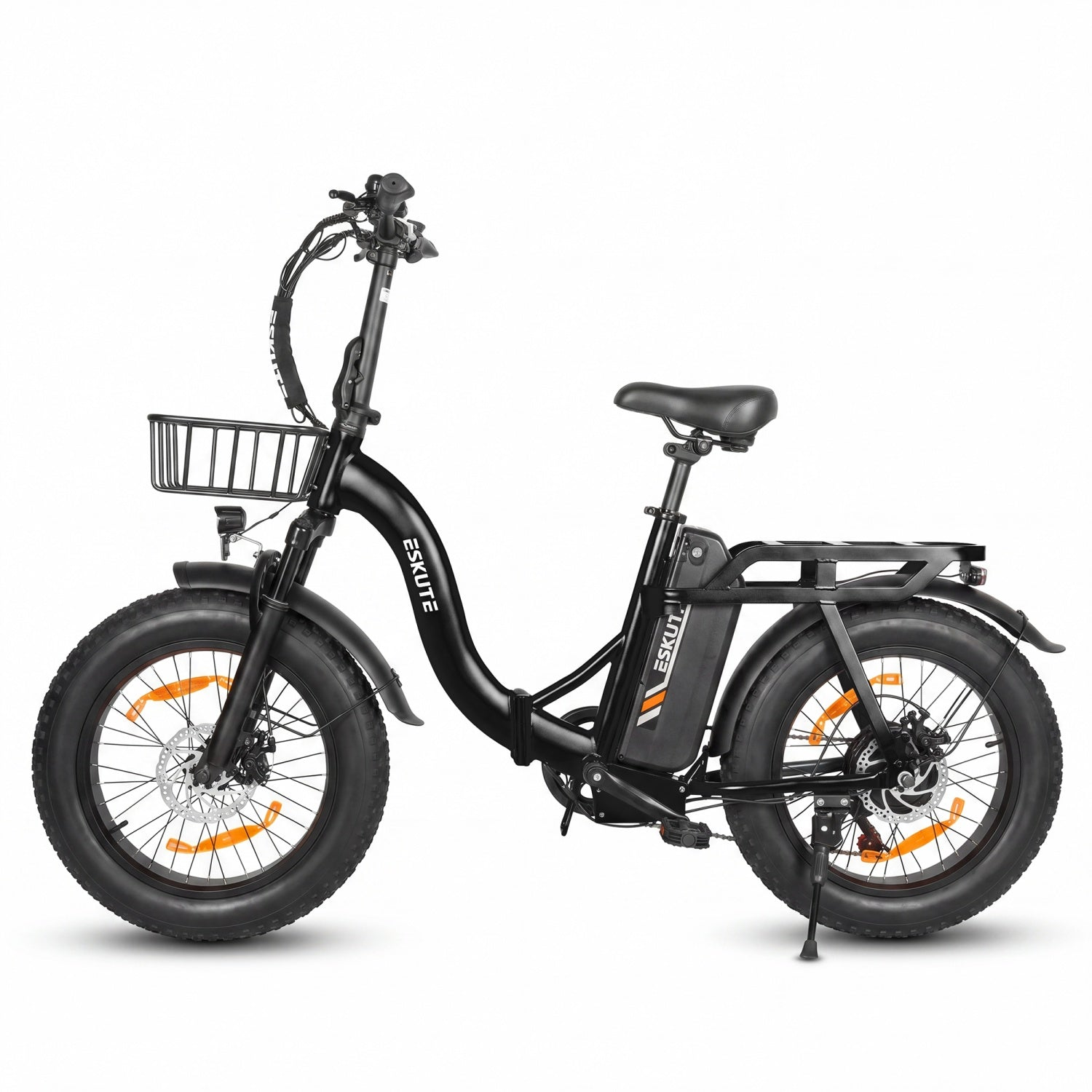 Schwarzes E-Bike mit breiten Reifen, Gepäckträger, Korb und weißem Hintergrund.