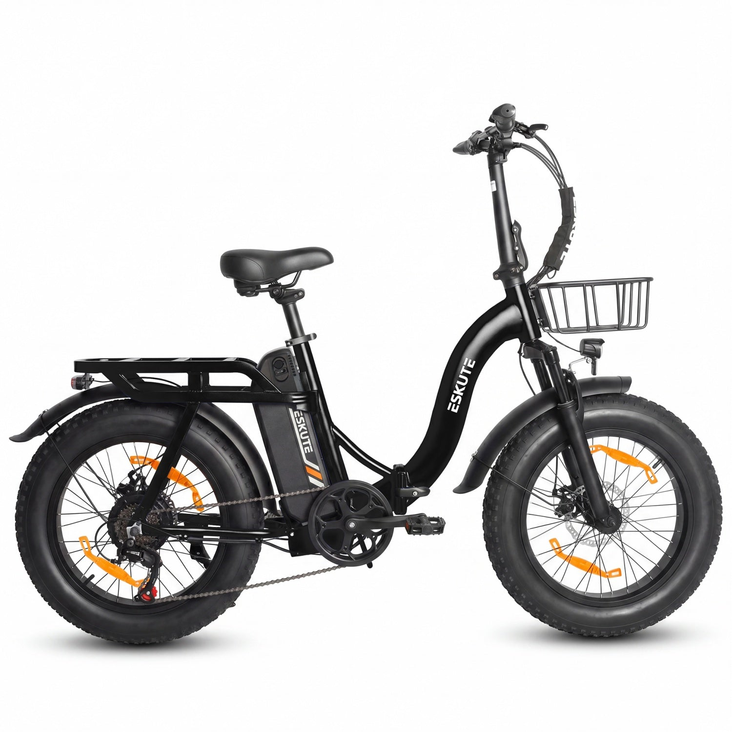 Schwarzes E-Bike mit breiten Reifen, Gepäckträger und Einkaufskorb vorne.