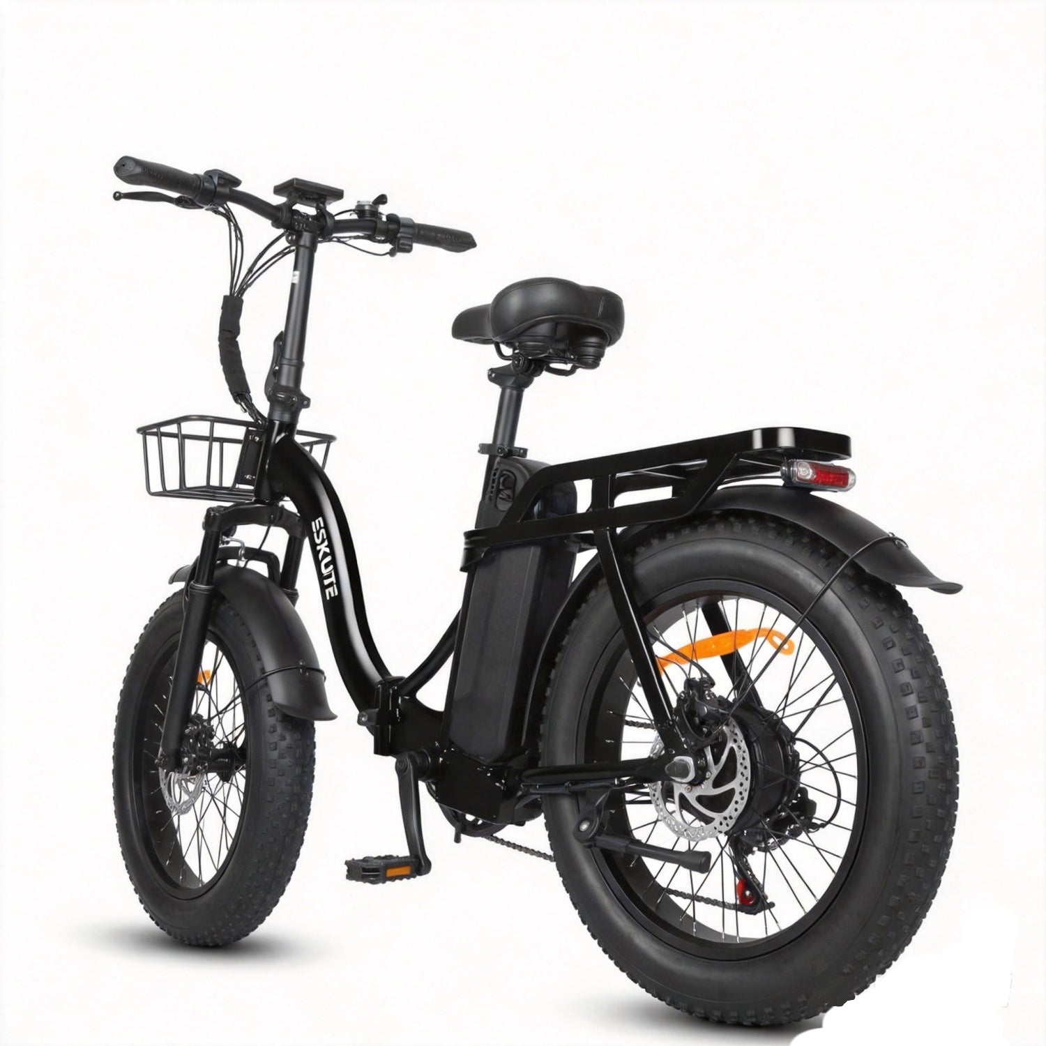 Schwarzes E-Fatbike mit vorderem Korb und Gepäckträger, auf weißem Grund.