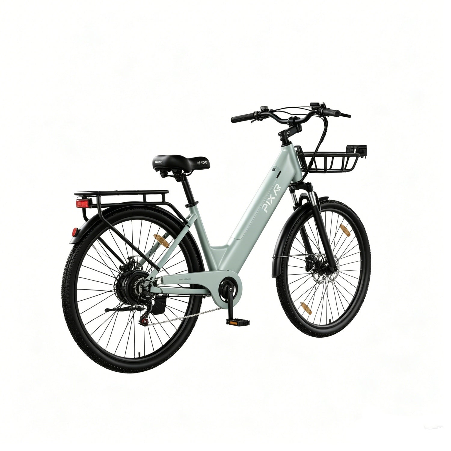 Ein hellblaues Elektrofahrrad mit Vorderradkorb und Gepäckträger auf weißem Grund.
