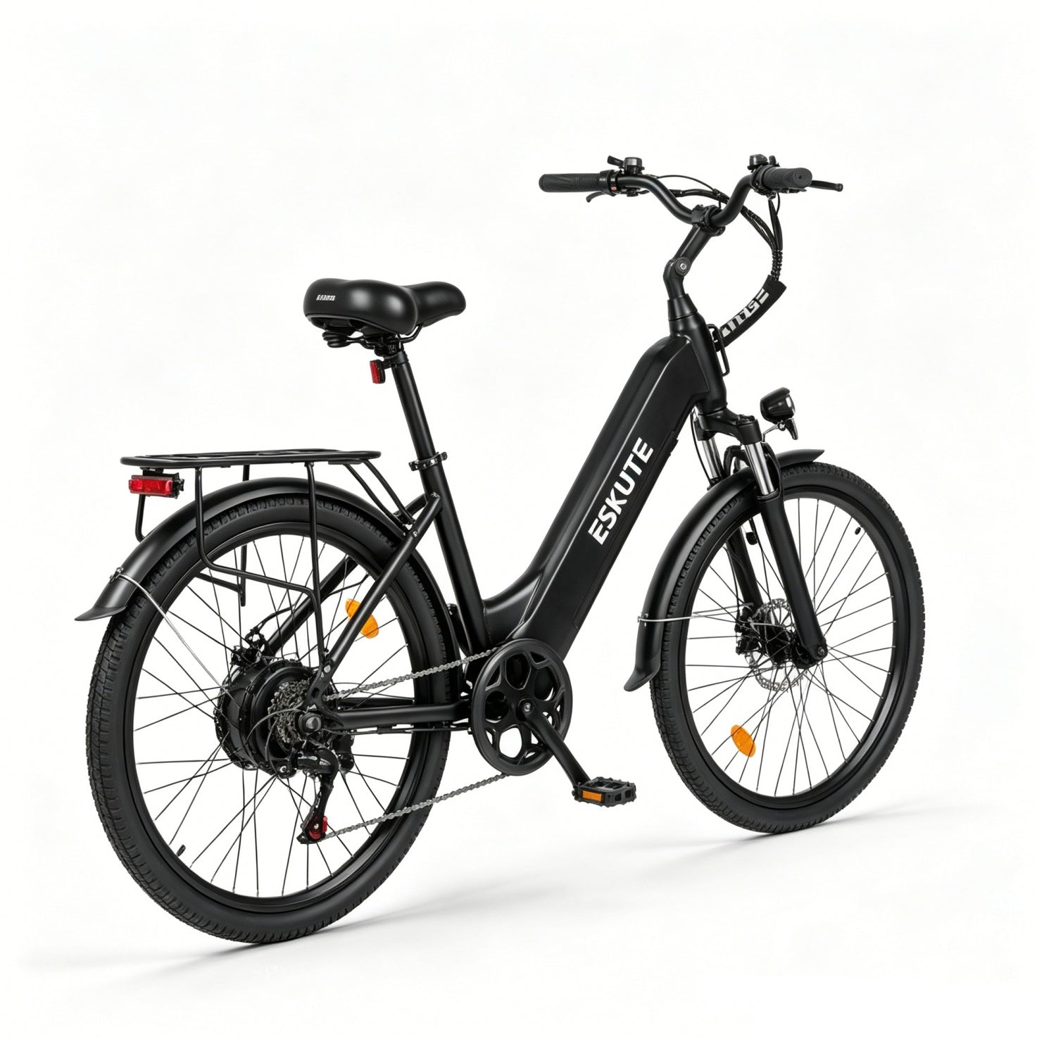 Ein schwarzes Elektrofahrrad mit Gepäckträger und Federung steht auf weißem Grund.