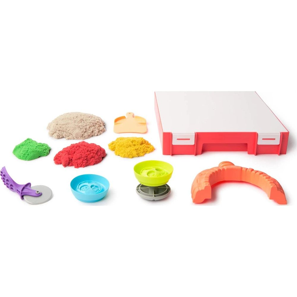Juguetes de arena coloridos con caja, arena, palas y cortador de pizza.