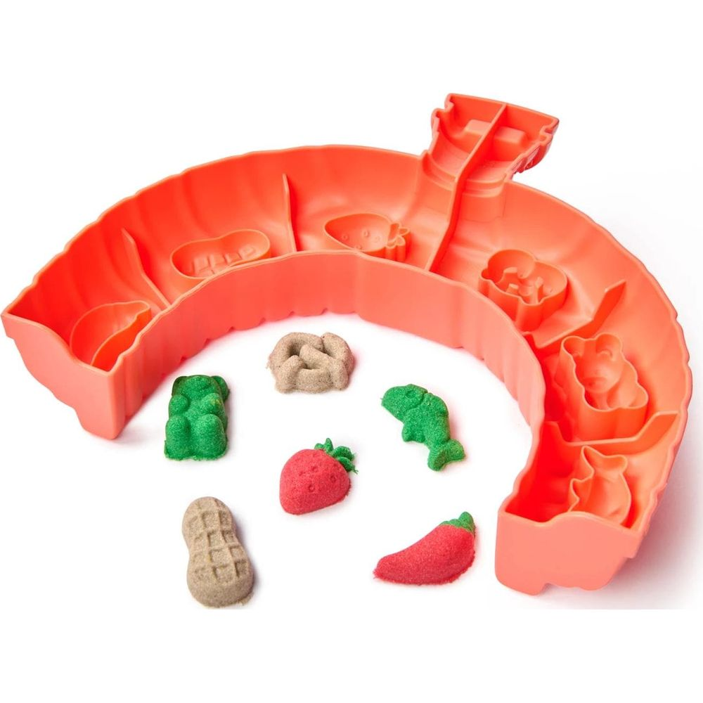 Una bandeja de arena naranja con varios moldes y figuras de arena.