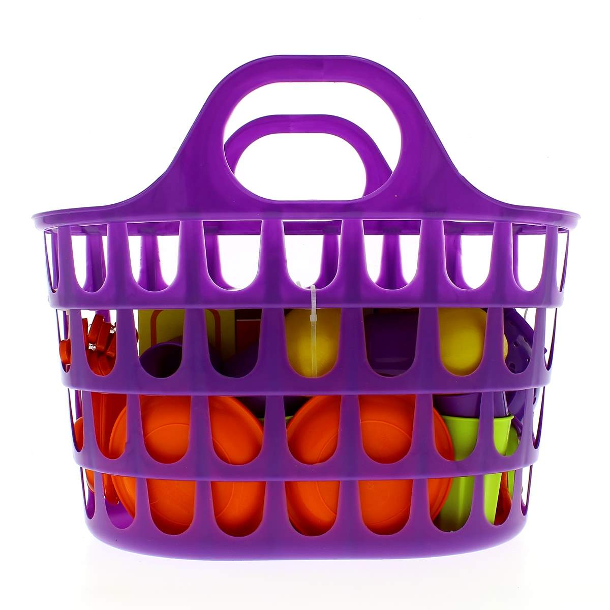 Una cesta morada con platos de juguete naranjas y vasos amarillos para niños.