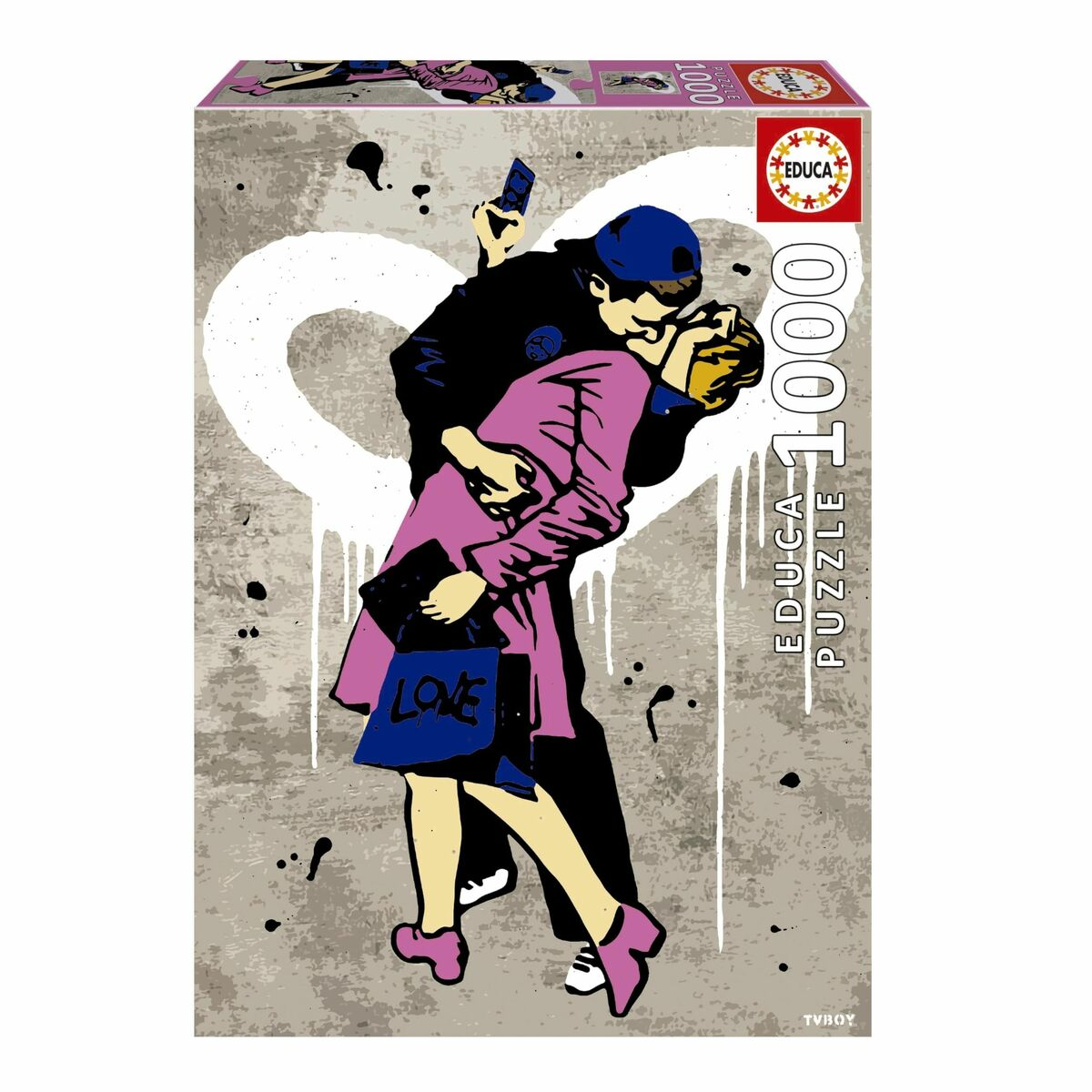 Un hombre uniformado besa a una mujer con abrigo rosa ante grafiti de corazón.